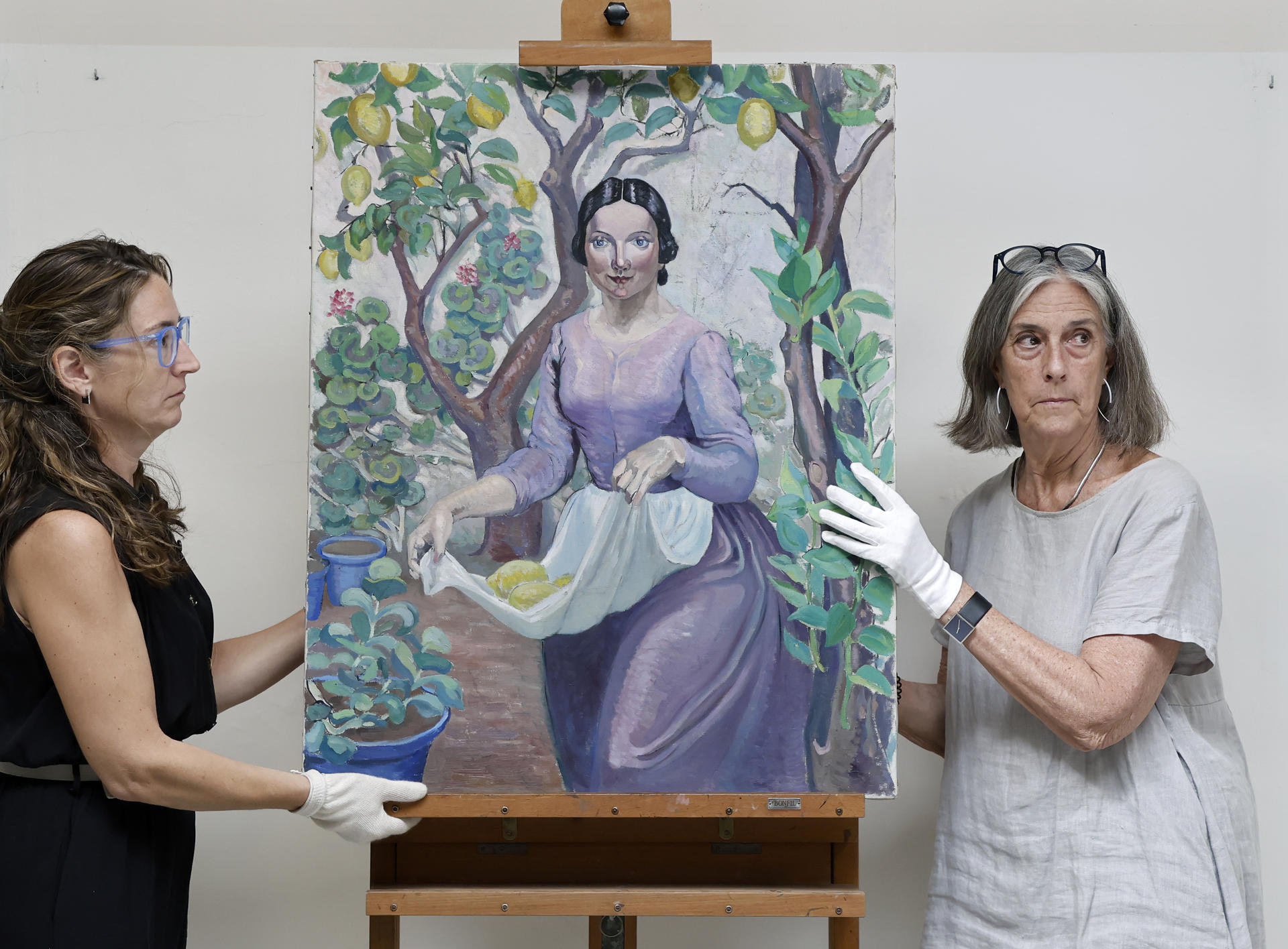 Con el nombre de 'Dona amb llimones', a partir de un criterio descriptivo, la Diputación de Barcelona ha presentado este jueves una pintura inédita de Lola Anglada descubierta en el año 2021 tras otra obra suya. EFE/Andreu Dalmau