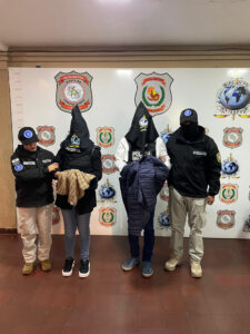 Fotografía cedida del exsenador argentino Edgardo Kueider (c-d) y la secretaria del exsenador, Iara Guinsel (c-i), durante su detención este 29 de julio de 2025, en Asunción (Paraguay). EFE/ Interpol Paraguay