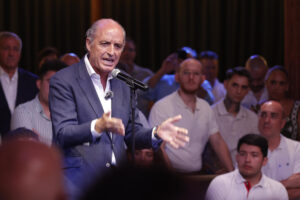 El expresident de la Generalitat y del PP de la Comunitat Valenciana Francisco Camps presenta su proyecto político ante varios centenares de militantes y simpatizantes del PP, en un acto seguido de una cena celebrada este miércoles, en el Palau Alameda de València. Camps ha anunciado este miércoles su intención de optar a presidir de nuevo el PPCV cuando se convoque el congreso regional del partido y que será leal a Alberto Núñez Feijóo para ayudarle a llegar a la Moncloa. EFE/ Manuel Bruque