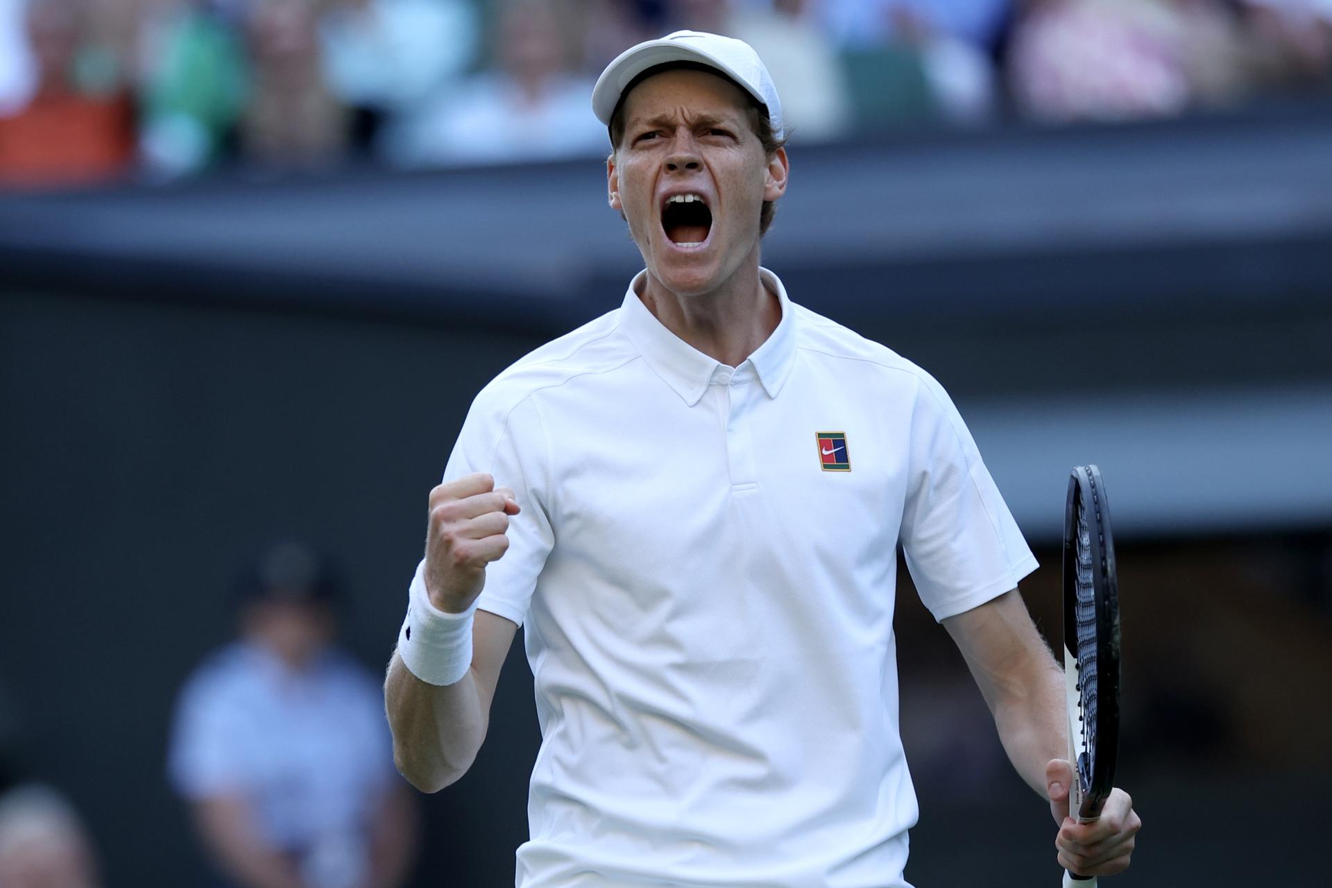 El italiano Jannik Sinner reacciona durante su partido ante el búlgaro Grigor Dimitrov en los octavos de final de Wimbledon. EFE/EPA/NEIL HALL EDITORIAL USE ONLY