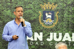 El alcalde de San Juan, Miguel Romero, habla durante una rueda de prensa sobre los planes de seguridad durante la residencia que ofrecerá Bad Bunny, que comprende 30 conciertos, este martes en San Juan (Puerto Rico). EFE/Jorge Muñiz