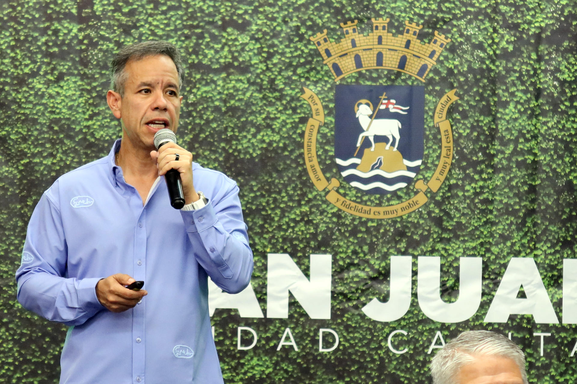 El alcalde de San Juan, Miguel Romero, habla durante una rueda de prensa sobre los planes de seguridad durante la residencia que ofrecerá Bad Bunny, que comprende 30 conciertos, este martes en San Juan (Puerto Rico). EFE/Jorge Muñiz
