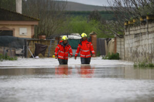 Imagen de archivo (18/03/2025) de .bomberos y policía local asistiendo a vecinos en el desalojo de sus viviendas en las parcelaciones con riesgo de inundación al subir el nivel de riesgo del río Guadalquivir en Córdoba EFE/Salas