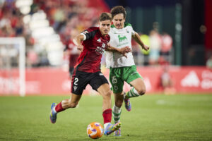 Foto de archivo del defensa de Hugo Rincón (i) como jugador del Mirandés. EFE/David Pérez-Cejuela