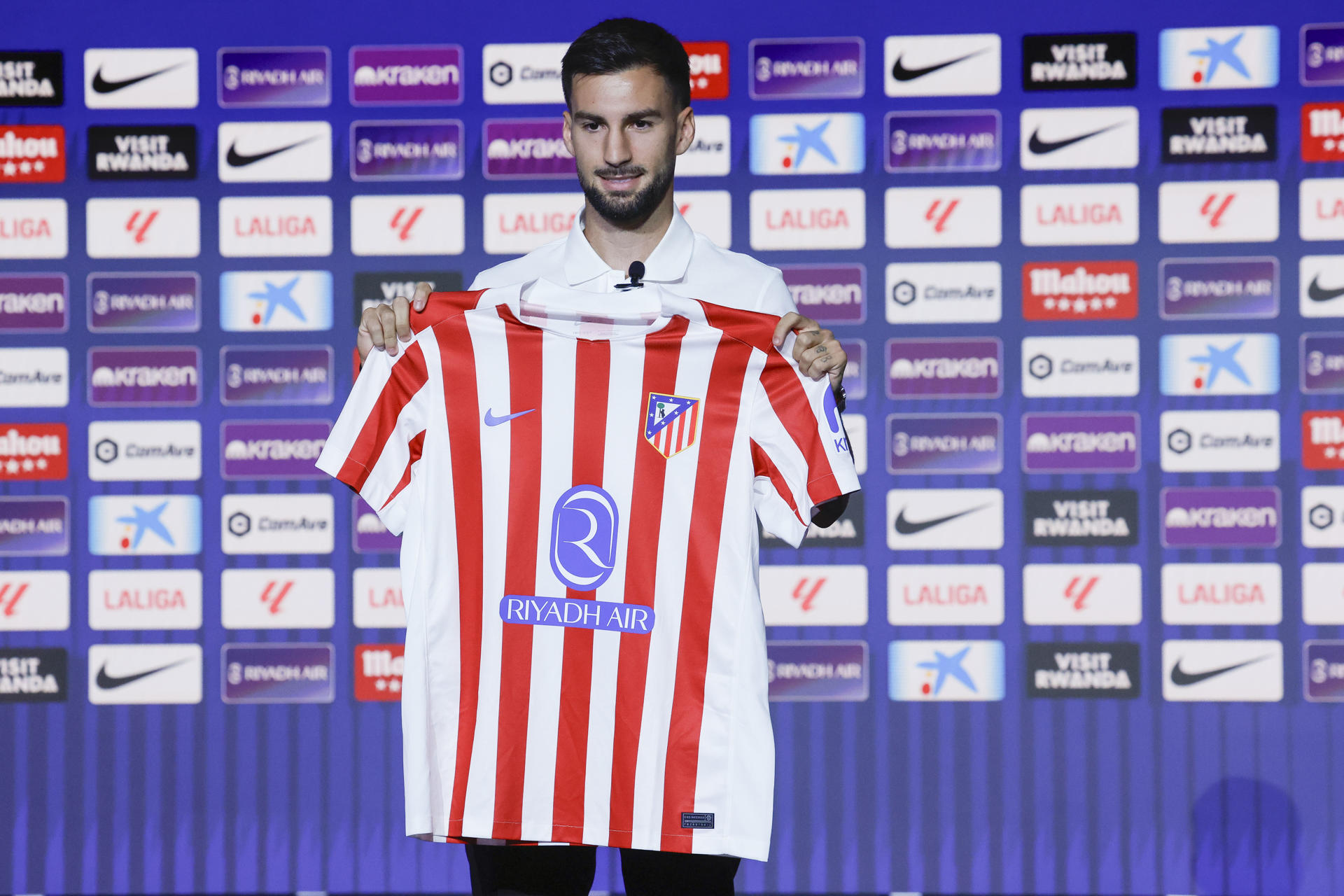 El centrocampista Álex Baena durante su presentación como nuevo jugador del Atlético de Madrid, este lunes en el estadio Metropolitano de la capital. EFE/ Zipi
