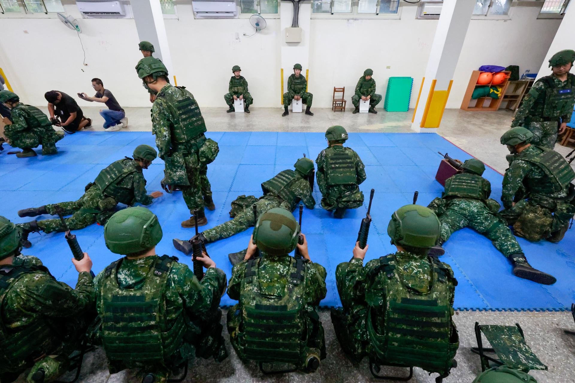 Reservistas militares taiwaneses realizan entrenamiento previo al combate durante los ejercicios militares anuales Han Kuang en el condado de Miaoli, Taiwán. EFE/EPA/RITCHIE B. TONGO