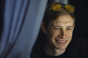 El ciclista danés Jonas Vingegaard (Visma-Lease a bike) durante una sesión de entrenamiento este viernes, previa al inicio del Tour de Francia, para el que dice sentirse "más fuerte que nunca". EFE/MARTIN DIVISEK