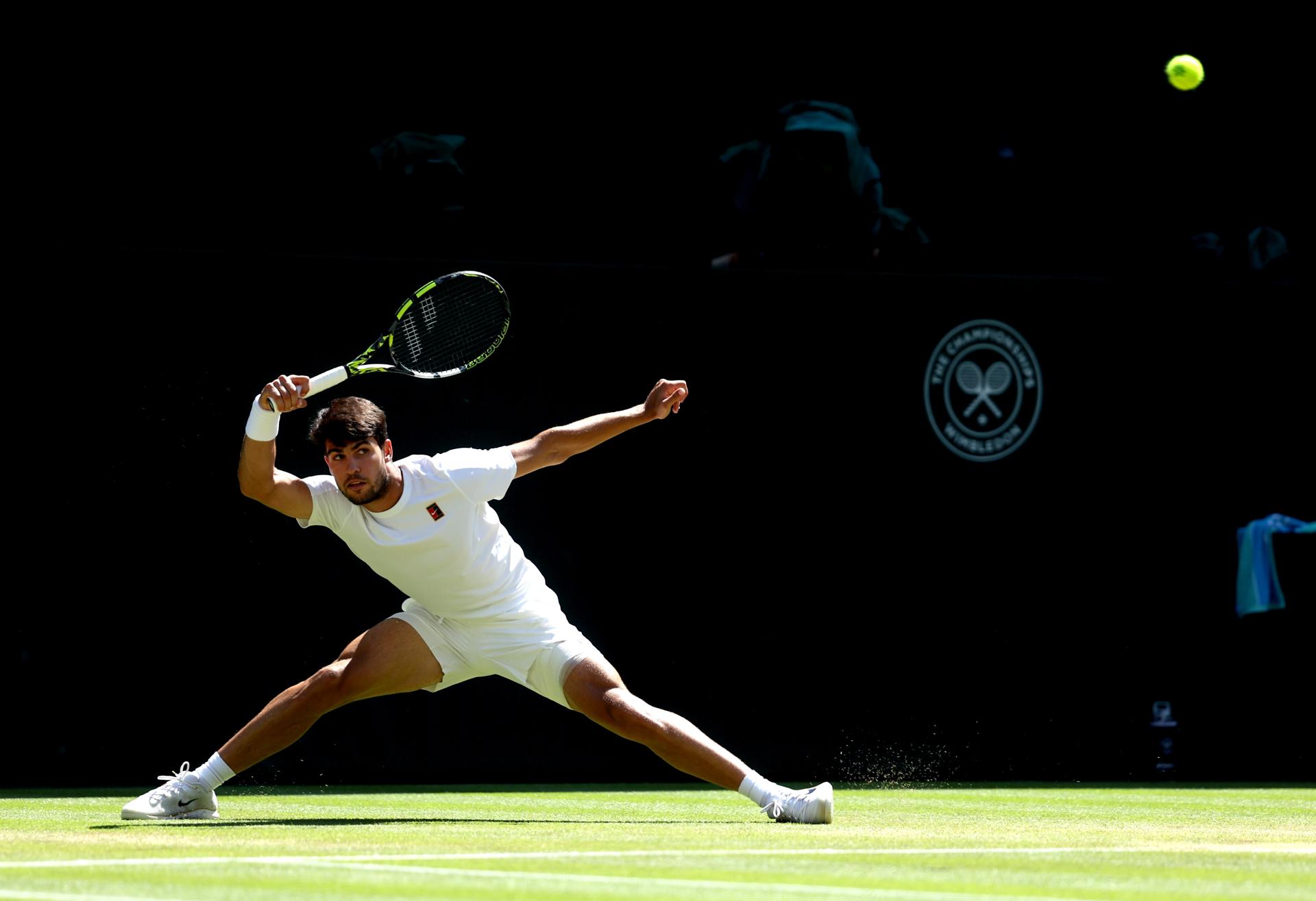 El español Carlos Alcaraz en acción durante el partido de semifinales individual masculino contra Taylor Fritz de EE. UU. en el Campeonato de Wimbledon, este viernes.-EFE/ Neil Hall