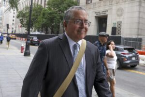 Marc Agnifilo, uno de los abogados que representa al rapero estadounidense Sean 'Diddy' Combs -acusado de tráfico sexual-, a su llegada a la corte donde es juzgado el cantante, en Nueva York (NY, EE.UU.) EFE/Sarah Yenesel