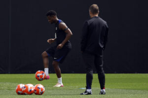 El entrenador del FC Barcelona Hansi Flick observa al jugador Ansu Fati durante un entrenamiento del equipo azulgrana. EFE/Alberto Estévez