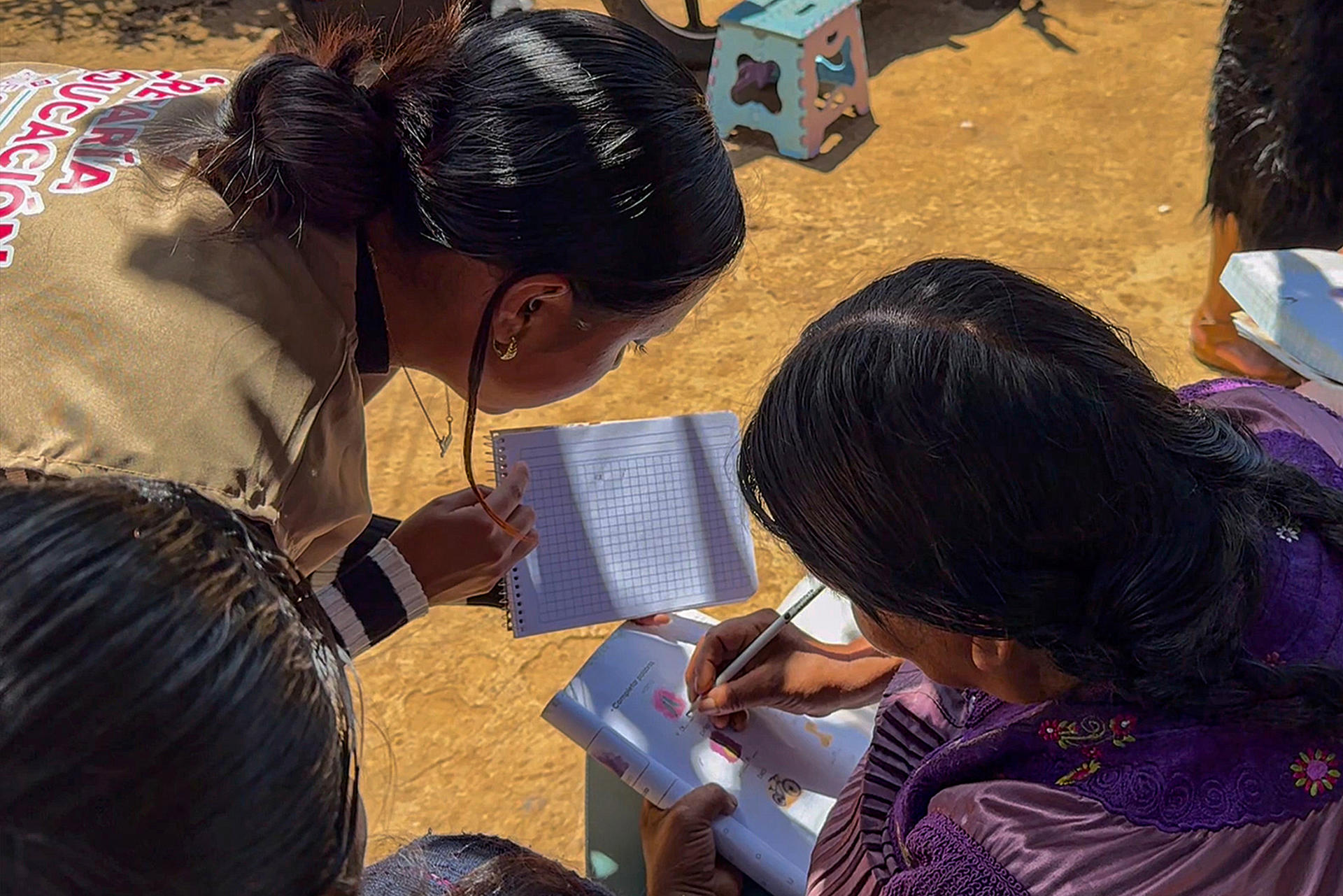Indígenas tzotziles toman clases este viernes, en el municipio de San Cristobal de las Casas, Chiapas (México). EFE/ Carlos López