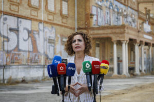 La vicepresidenta primera del Gobierno, María Jesús Montero, ha confirmado que el Gobierno de España cumplirá sus compromisos con la OTAN en el despliegue de efectivos y ha acusado al PP de "ocultar su agenda" porque su objetivo -en caso de gobernar- es "recortar el estado del bienestar" para aumentar el gasto en defensa, este viernes en declaraciones a los periodistas antes de visitar unas obras en el solar del antiguo cuartel de Artillería 'Daoiz y Velarde' de Sevilla, donde se construirán cerca de mil viviendas de precio asequible. EFE/ Julio Muñoz