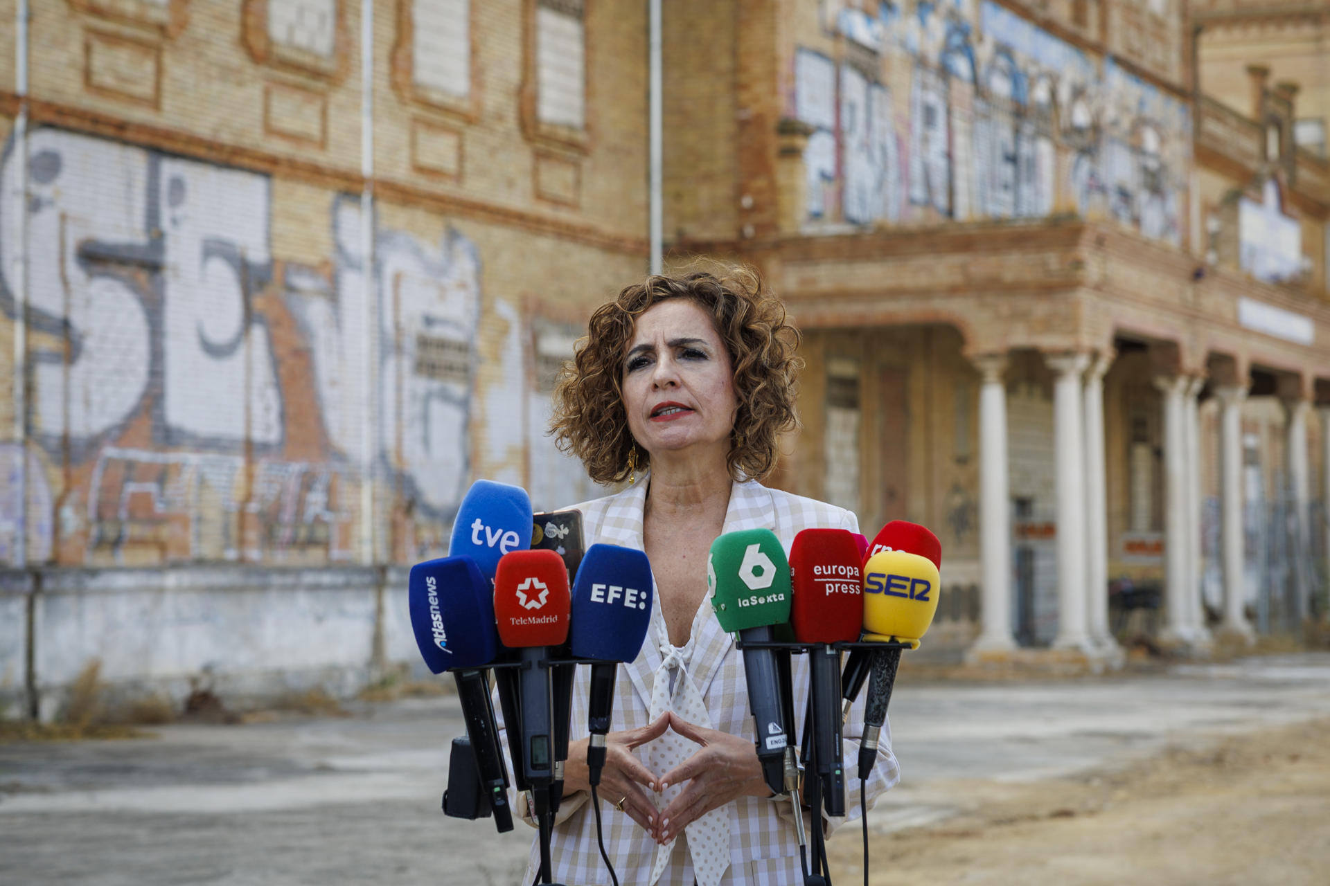 La vicepresidenta primera del Gobierno, María Jesús Montero, ha confirmado que el Gobierno de España cumplirá sus compromisos con la OTAN en el despliegue de efectivos y ha acusado al PP de "ocultar su agenda" porque su objetivo -en caso de gobernar- es "recortar el estado del bienestar" para aumentar el gasto en defensa, este viernes en declaraciones a los periodistas antes de visitar unas obras en el solar del antiguo cuartel de Artillería 'Daoiz y Velarde' de Sevilla, donde se construirán cerca de mil viviendas de precio asequible. EFE/ Julio Muñoz