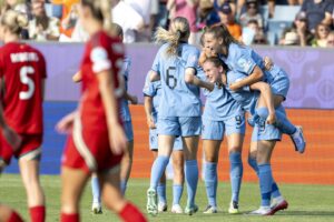 Jugadoras de Holanda con Jill Jamie Roord, Anna Miedema y Victoria Pelova, desde la izquierda, reaccionan tras el gol 0:1 para Holanda en el partido de fútbol del Grupo D de la UEFA Women's EURO 2025 entre Gales y Holanda en Lucerna, Suiza, 05 de julio de 2025. EFE/EPA/URS FLUEELER EDITORIAL USE ONLY