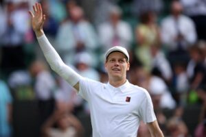 El tenista italiano Jannik Sinner celebra la victoria en cuartos de final ante el estadounidense Ben Shelton en Wimbledon, Reino Unido. EFE/EPA/ADAM VAUGHAN