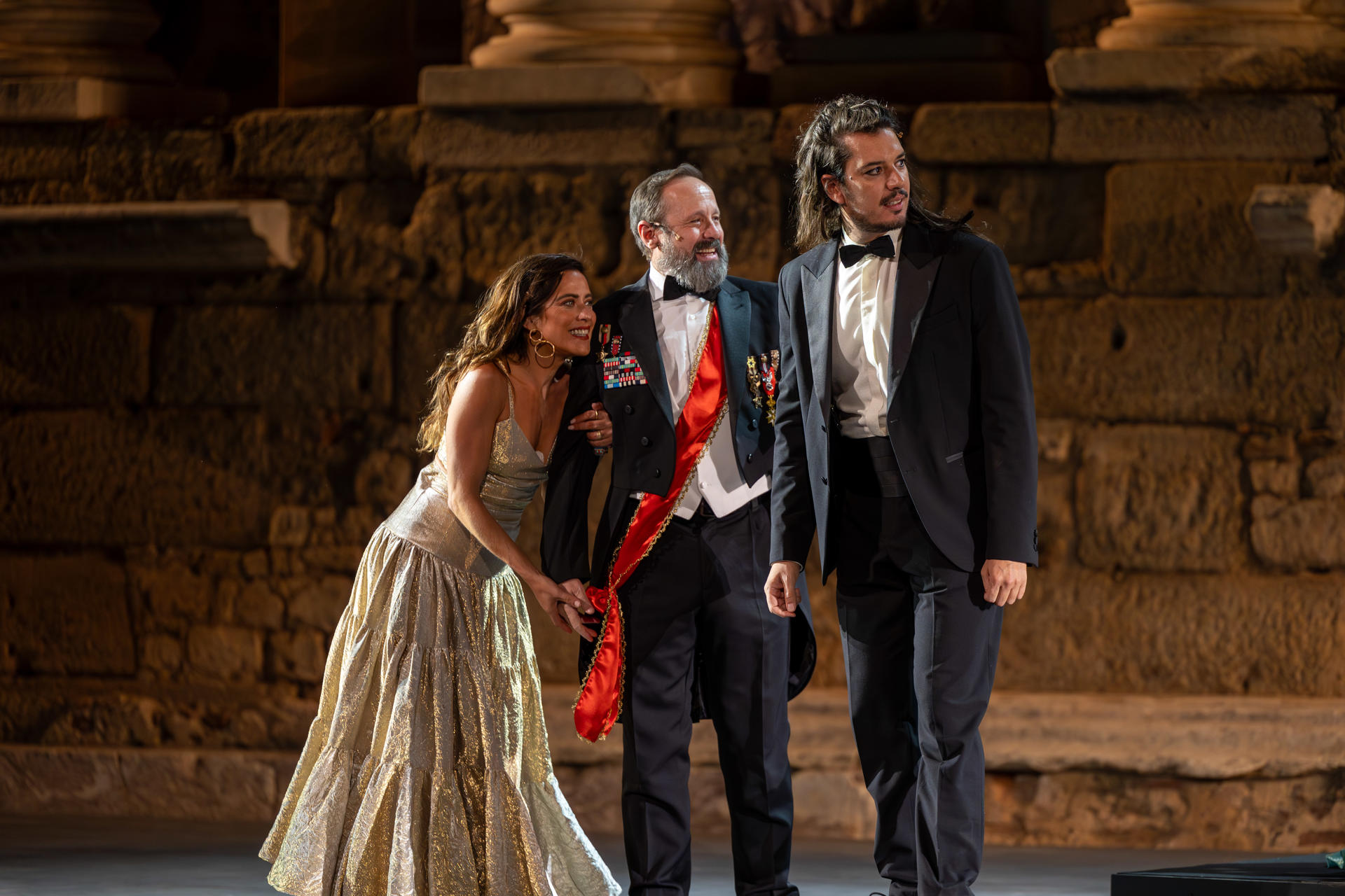 Actores participan en el estreno de la obra 'Electra', este miércoles, durante el Festival Internacional de Teatro Clásico de Mérida en Mérdia (España). La sevillana María Léon debuta en el Teatro Romano de Mérida junto a Elisa Matilla, Patxi Freytez y Santi Marín con 'Electra', en versión de Eduardo Galán y bajo la dirección del también debutante Lautaro Perotti. EFE/ Jero Morales