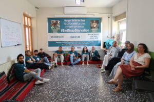 - Entre colinas cubiertas de olivos, cactus espinosos e higueras, en una casa de la ciudad palestina de Beit Jala una de las pocas localidades donde palestinos e israelíes pueden reunirse se congrega una quincena de manifestantes, palestinos e israelíes, para protestar juntos, por tercer día consecutivo, contra la guerra y la hambruna en Gaza mediante una huelga de hambre.-EFE/ Verónica Snoj