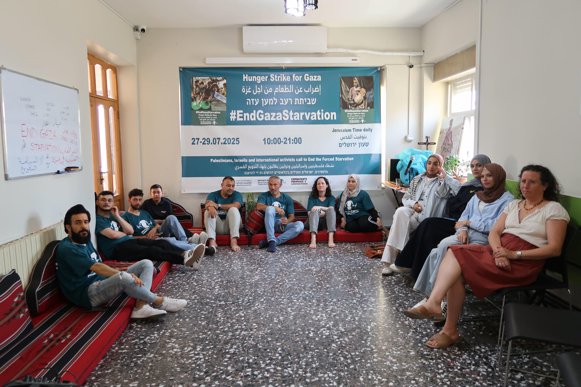 - Entre colinas cubiertas de olivos, cactus espinosos e higueras, en una casa de la ciudad palestina de Beit Jala una de las pocas localidades donde palestinos e israelíes pueden reunirse se congrega una quincena de manifestantes, palestinos e israelíes, para protestar juntos, por tercer día consecutivo, contra la guerra y la hambruna en Gaza mediante una huelga de hambre.-EFE/ Verónica Snoj