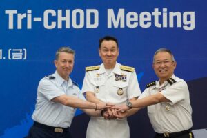 El general Yoshihide Yoshida (der.), jefe del Estado Mayor Conjunto de Japón; el almirante Kim Myung-soo (centro), jefe del Estado Mayor Conjunto de Corea del Sur; y Dan Caine (izq.), jefe del Estado Mayor Conjunto de EE. UU., posan para una fotografía durante una reunión trilateral de Jefes de Defensa en el Ministerio de Defensa en Seúl, Corea del Sur, el 11 de julio de 2025. EFE/EPA/Ahn Young-joon / POOL