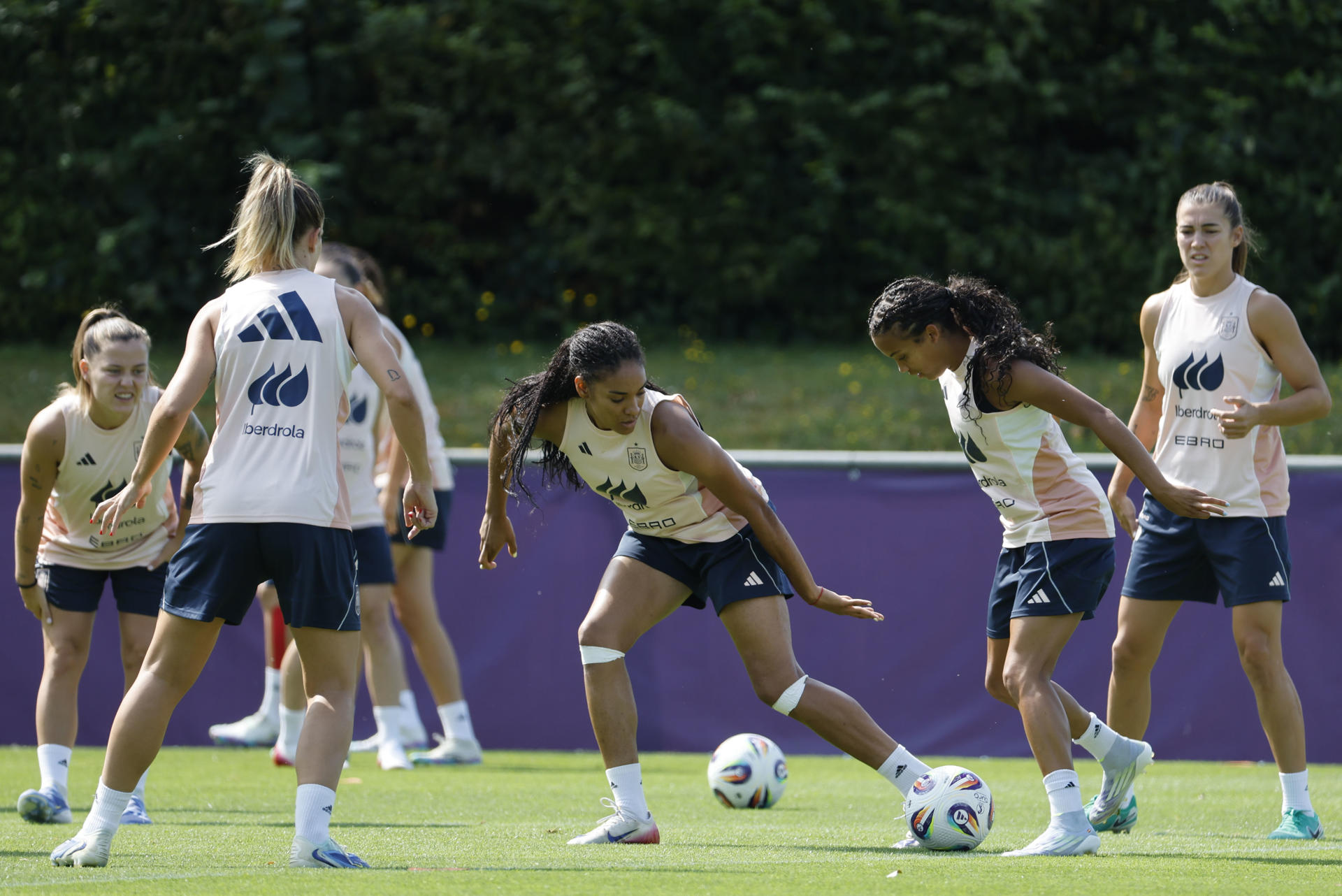 Las jugadoras de las selección española de fútbol durante el entrenamiento en Lausana, para preparar el partido de cuartos de final de la Eurocopa que disputan contra la selección de Suiza. EFE/ Ana Escobar