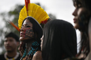 Fotografía de archivo, tomada el pasado 10 de abril, en la que se captó a un grupo de indígenas brasileños -de diferentes etnias- , durante la XXI edición de la marcha Campamento Tierra Libre (ATL), en protesta por los derechos de sus comunidades, en Brasilia (Brasil). EFE/Andre Borges