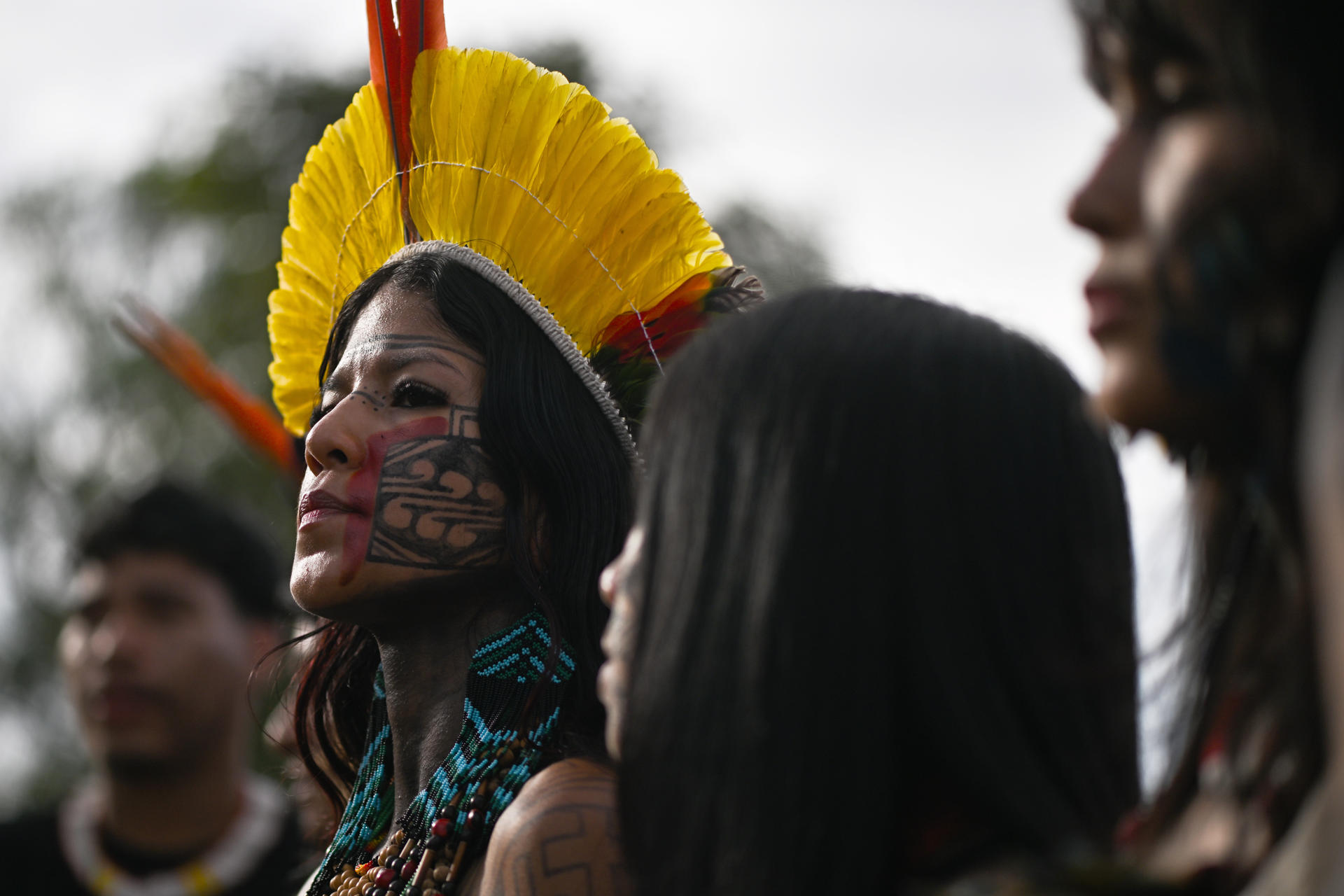 Fotografía de archivo, tomada el pasado 10 de abril, en la que se captó a un grupo de indígenas brasileños -de diferentes etnias- , durante la XXI edición de la marcha Campamento Tierra Libre (ATL), en protesta por los derechos de sus comunidades, en Brasilia (Brasil). EFE/Andre Borges