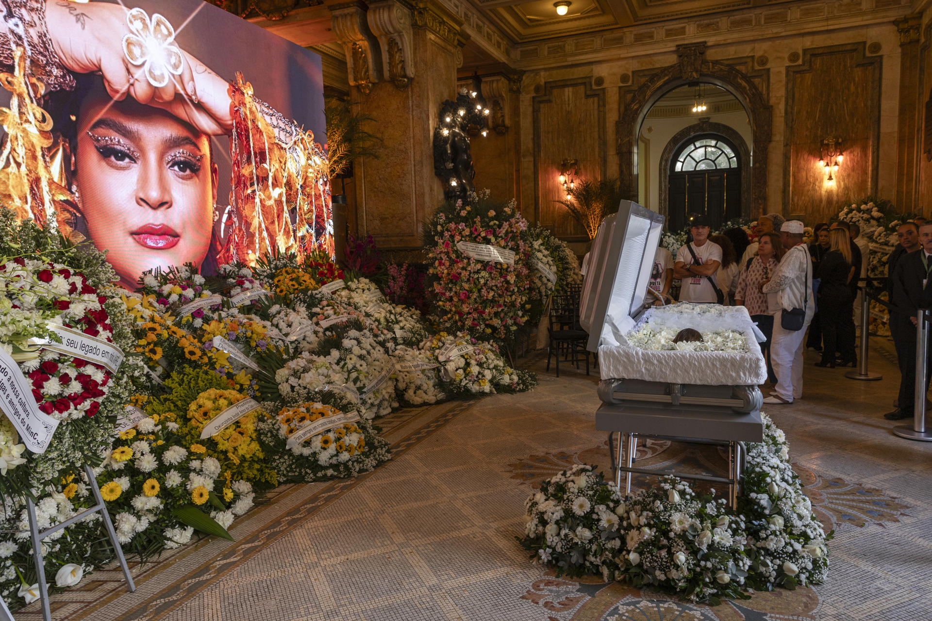 Familiares y amigos de Preta Gil asisten a su velorio este viernes, en Río de Janeiro (Brasil). La cantante, hija del músico brasileño Gilberto Gil, falleció el pasado domingo 20 en Estados Unidos, donde recibía tratamiento contra un cáncer colorrectal. EFE/ Andre Coelho
