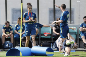 La entrenadora de la selección española de Fútbol Montse Tomé, durante el entrenamiento en Lausana, para preparar el partido de cuartos de final de la Eurocopa que disputan contra la selección de Suiza. EFE/ Ana Escobar