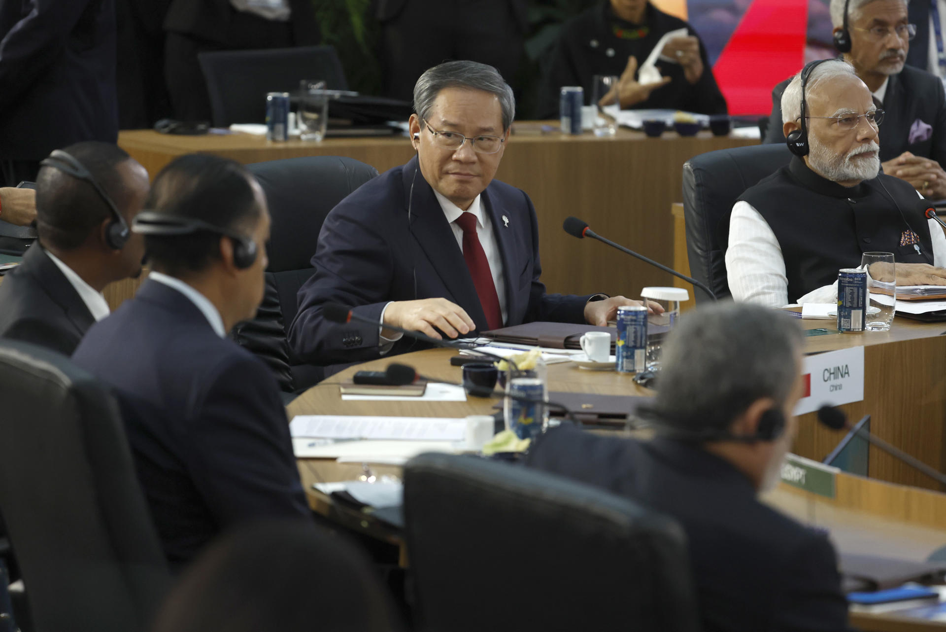 El primer ministro de China, Li Qiang (c), participa durante la apertura de la cumbre de los BRICS este domingo, en Río de Janeiro (Brasil). EFE/Antonio Lacerda
