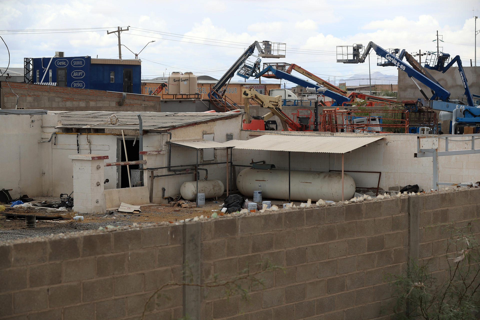 Fotografía que muestra un inmueble, donde fueron hallados cuerpos apilados sin incinerar en un crematorio este martes, en Ciudad Juárez, Chihuahua (México). EFE/ Luis Torres