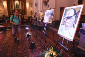 Una persona observa una exposición religiosa con motivo del décimo aniversario de la visita del papa Francisco a Paraguay este sábado, en el templo de La Encarnación, en Asunción (Paraguay). EFE/ Juan Pablo Pino