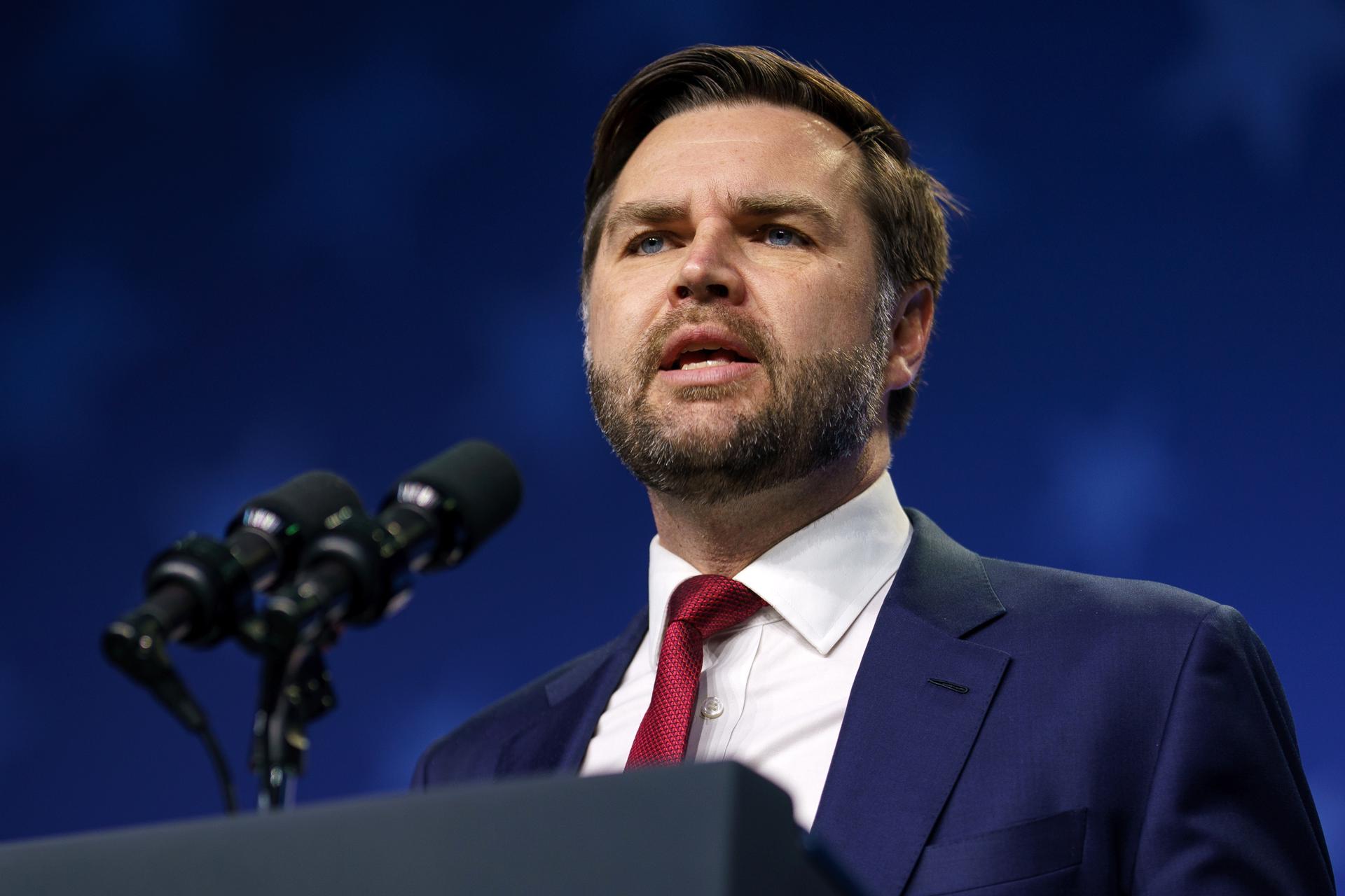 Fotografía de archivo del vicepresidente de Estados Unidos, JD Vance, quien presidirá la sesión en el Senado y emitiría un posible voto de desempate en la votación final del megaproyecto fiscal y presupuestario del Gobierno Trump. EFE/Will OIíver/Pool
