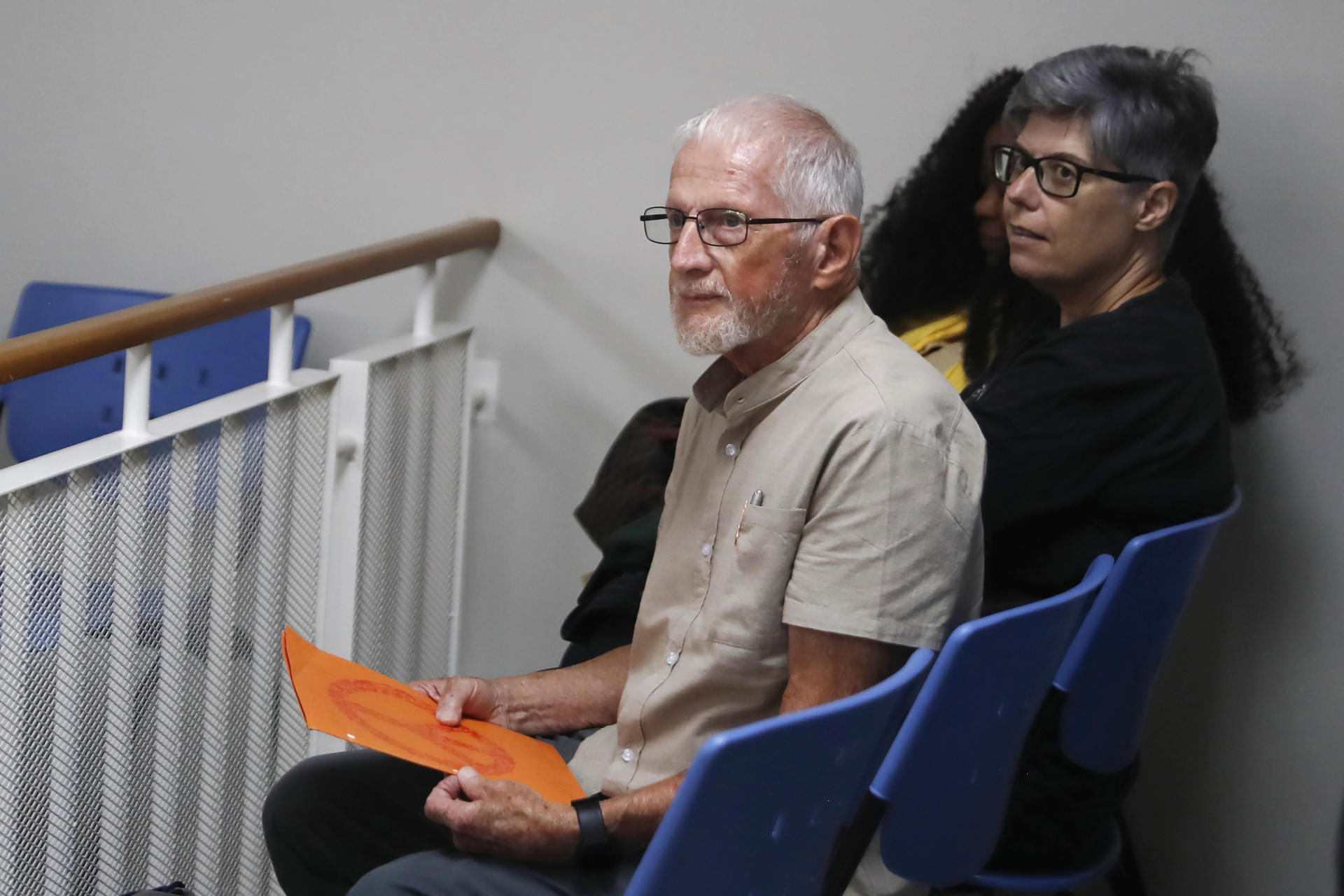 El observador internacional Bernie Hammond asiste a una audiencia contra cinco líderes comunitarios este martes, en San Salvador (El Salvador). EFE/ Rodrigo Sura
