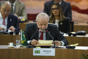 El presidente de Brasil, Luiz Inácio Lula da Silva, fue captado este domingo, 6 de abril, durante la apertura de la cumbre de los BRICS, en Río de Janeiro (Brasil). EFE/Antonio Lacerda