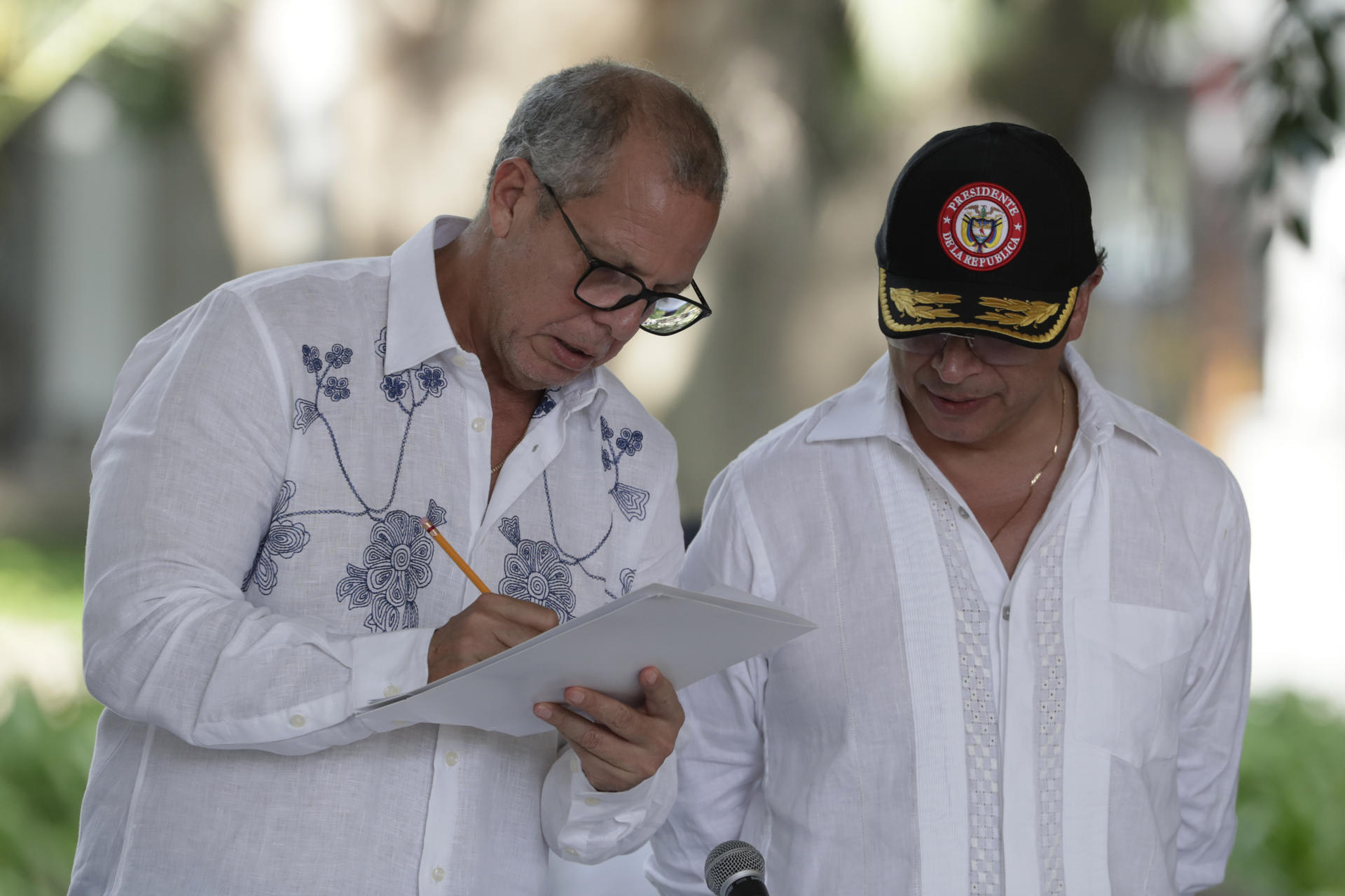 El presidente de Colombia, Gustavo Petro (d), habla con el jefe del Despacho Presidencial de Colombia, Alfredo Saade, durante un acto realizado en la Quinta de San Pedro Alejandrino este martes, en el marco de la conmemoración de los 500 años de la fundación de Santa Marta. EFE/ Carlos Ortega
