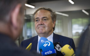 El presidente de la Real Sociedad, Jokin Aperribay, ha atendido a los medios de comunicación, en el inicio de la pretemporada en el campo de Zubieta, con un primer entrenamiento en el que no estarán aún los jugadores internacionales ni los que proceden del Sanse. EFE/Javier Etxezarreta