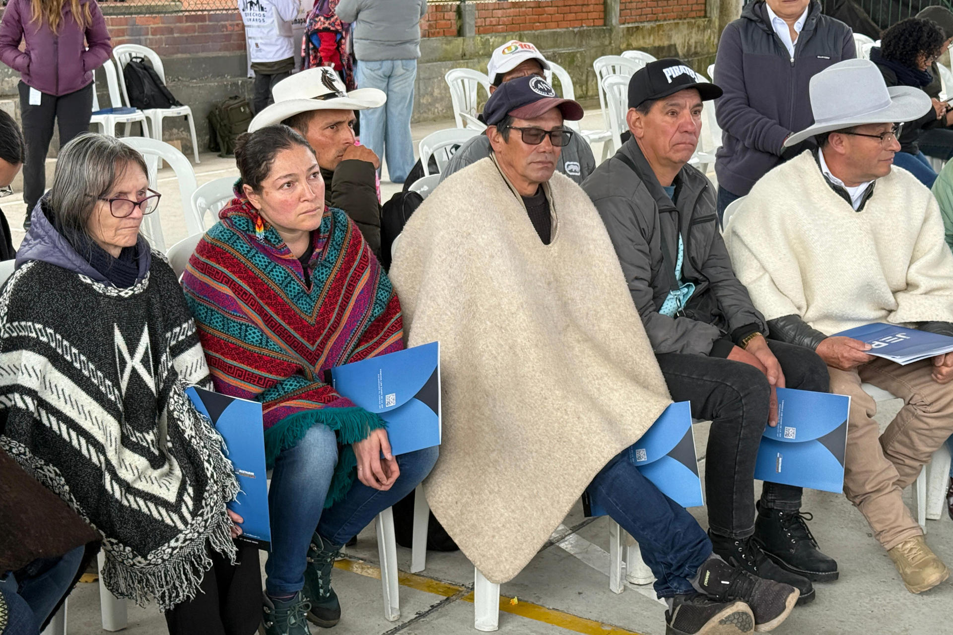 Víctimas del conflicto colombiano y vecinos de la comunidad de San Juan de Sumapaz fueron captados este domingo, 6 de julio, durante durante una jornada de notificación colectiva organizada por la Jurisdicción Especial para la Paz (JEP), en San Juan de Sumapaz (Colombia). EFE/Jorge Gil