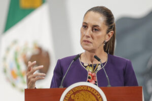 La presidenta de México, Claudia Sheinbaum, habla en una rueda de prensa este jueves, en el Palacio Nacional, en Ciudad de México (México). EFE/ Isaac Esquivel