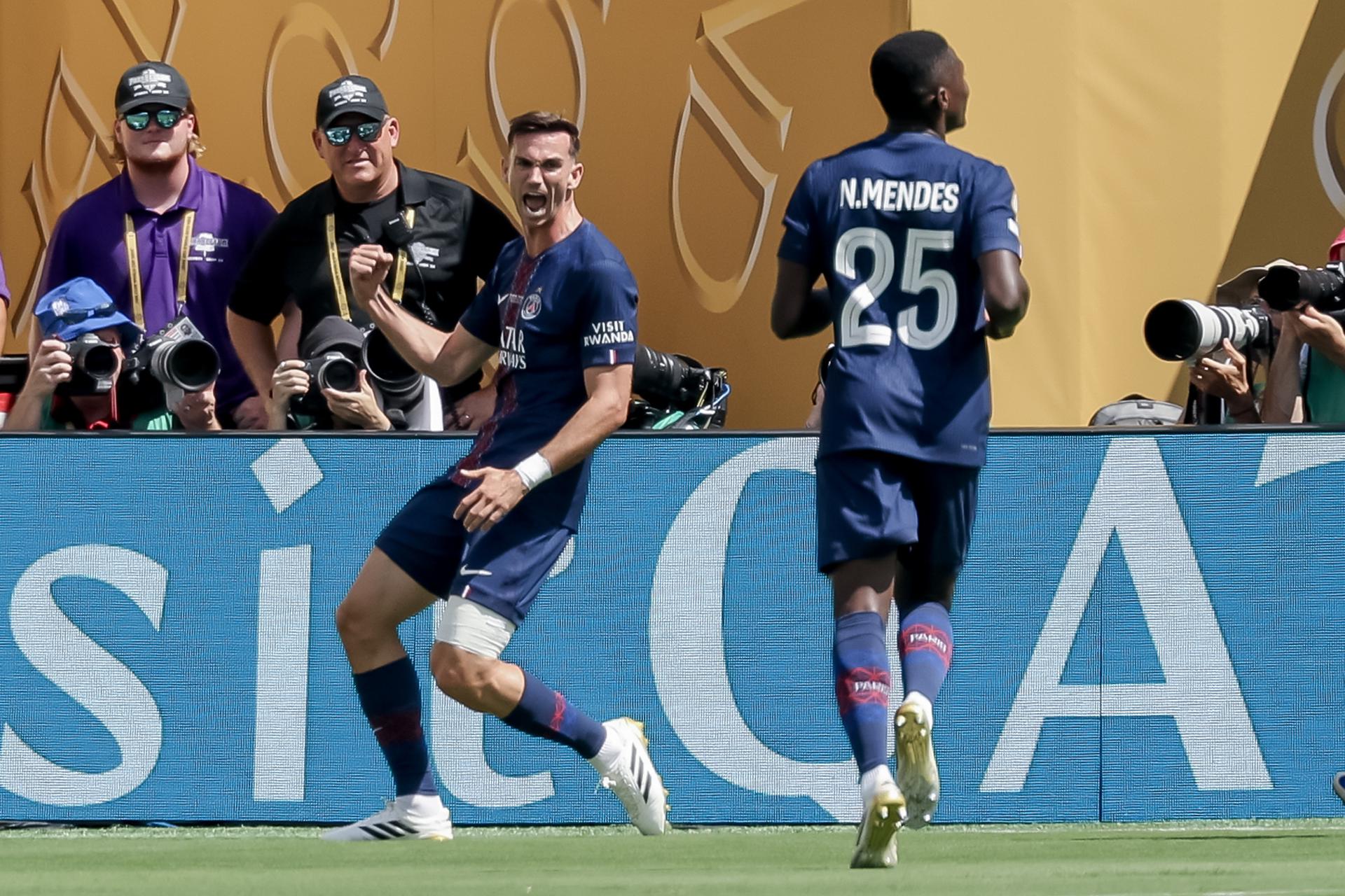 Fabian Ruiz (i), del PSG, elegido como el mejor jugador del partido en la semifinal del Mundial de Clubes ante el Real Madrid. EFE/EPA/JUSTIN LANE