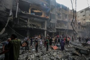 Foto de archivo del campamento de refugiados de Shati, en el norte de la capital gazatí, tras un ataque israelí. EFE/EPA/MOHAMMED SABER