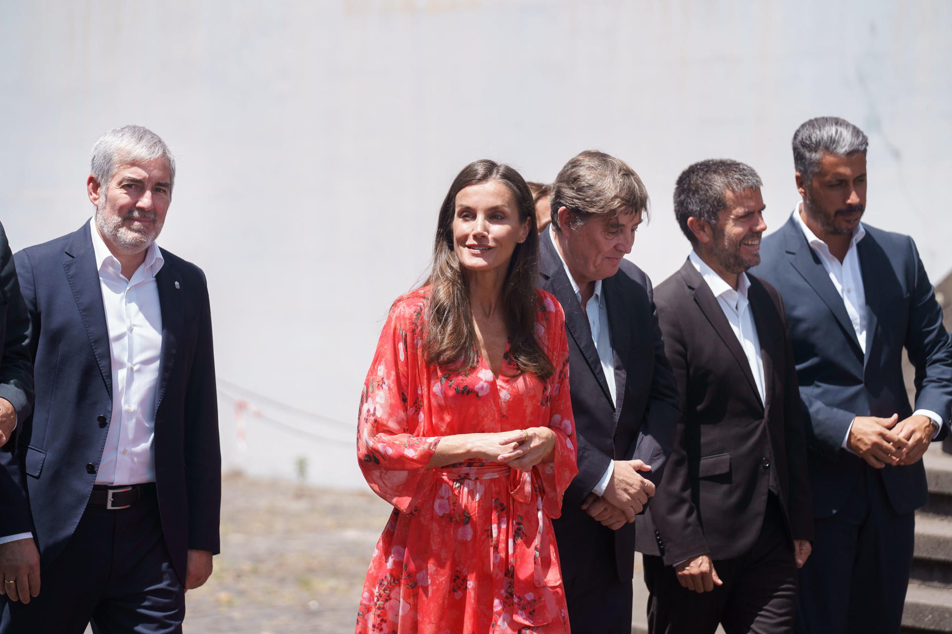 La reina Letizia ha asistido este lunes en la Universidad de La Laguna (Tenerife) a la apertura de la reunión anual que celebra el Instituto Cervantes con los responsables de sus centros en todo el mundo. En la imagen, doña Letizia se incorpora a la reunión acompañada por el presidente de Canarias, Fernando Clavijo (1i); el director del Instituto Cervantes, Luis García Montero (3d); el rector de la Universidad de La Laguna, Francisco García (2d); y el alcalde de la ciudad tinerfeña, Luis Yeray Gutiérrez (1d). EFE/Ramón de la Rocha