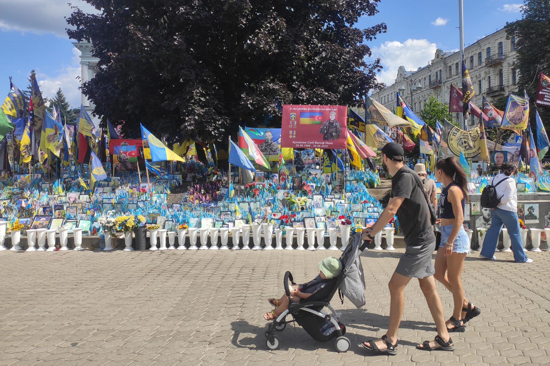 Jóvenes ucranianos pasan este domingo ante el monumento dedicado a las víctimas de la guerra en la Plaza de la Independencia de Kiev (Ucrania).EFE/ Rostyslav Averchuk