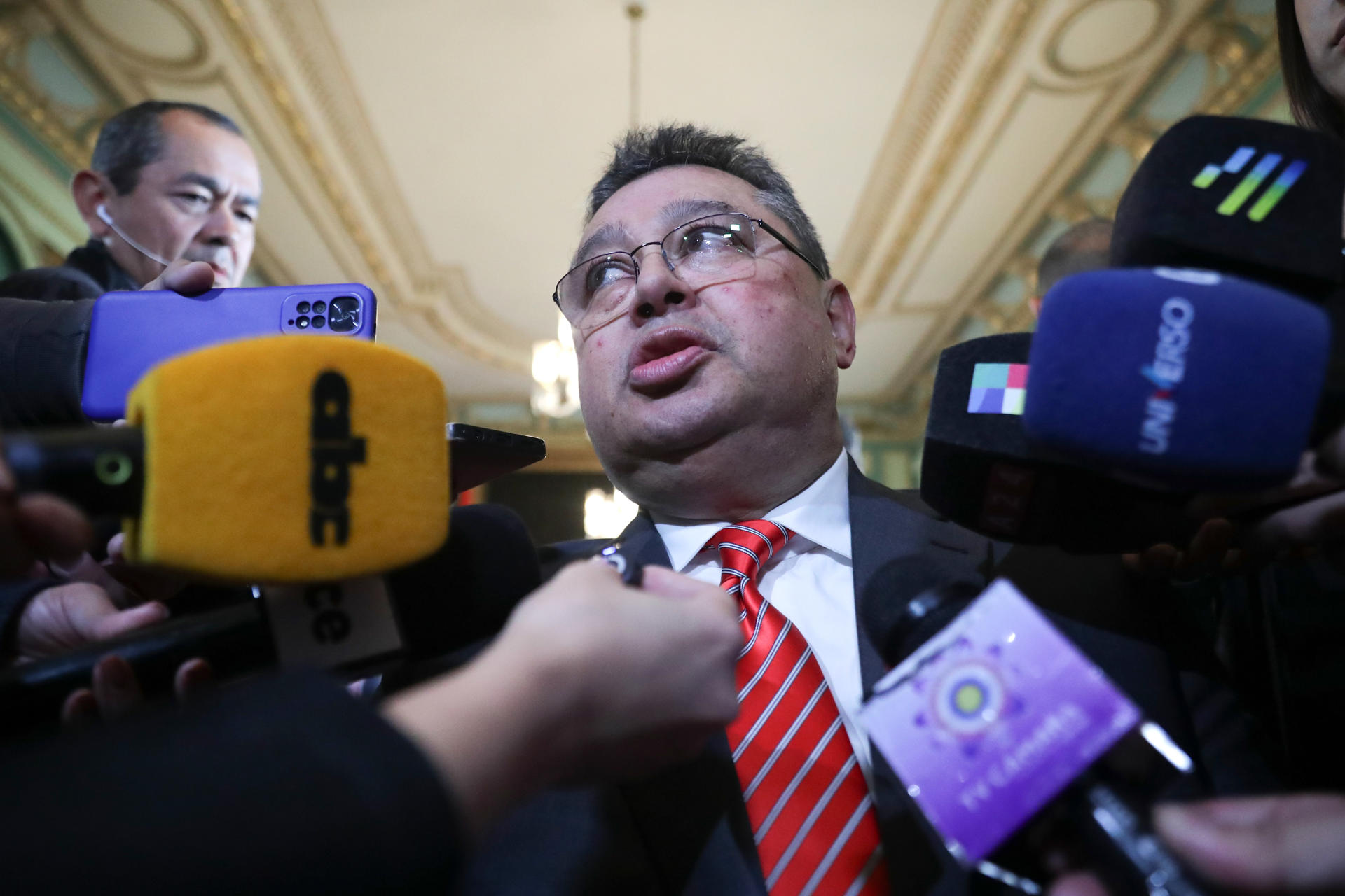 El embajador de Paraguay ante Estados Unidos, Gustavo Leite, habla con la prensa durante el acto de toma de juramento para su posesión este jueves, en Asunción (Paraguay). EFE/ Juan Pablo Pino