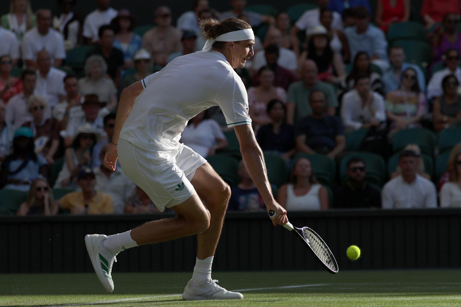 El alemán Alexander Zverev en acción durante el el partido de primera ronda quje ha jugado contra el francés Arthur Rinderknech en Wimbledon. EFE/EPA/NEIL HALL