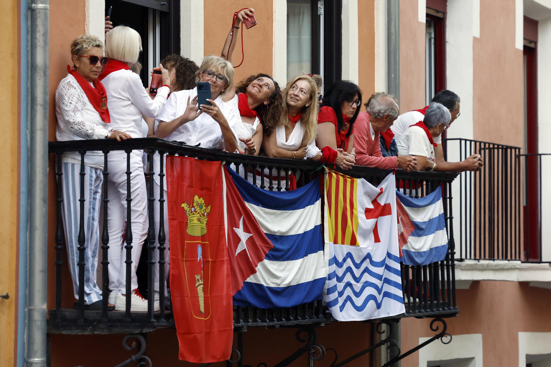 La proliferación de pisos turísticos y alojamientos legales o ilegales en Pamplona es un problema que se agudiza durante los Sanfermines y que ha provocado las quejas de los vecinos del Casco Viejo de la ciudad, que denuncian la "turistificación" del barrio y la falta de oferta de viviendas para residir. EFE/ Jesús Diges