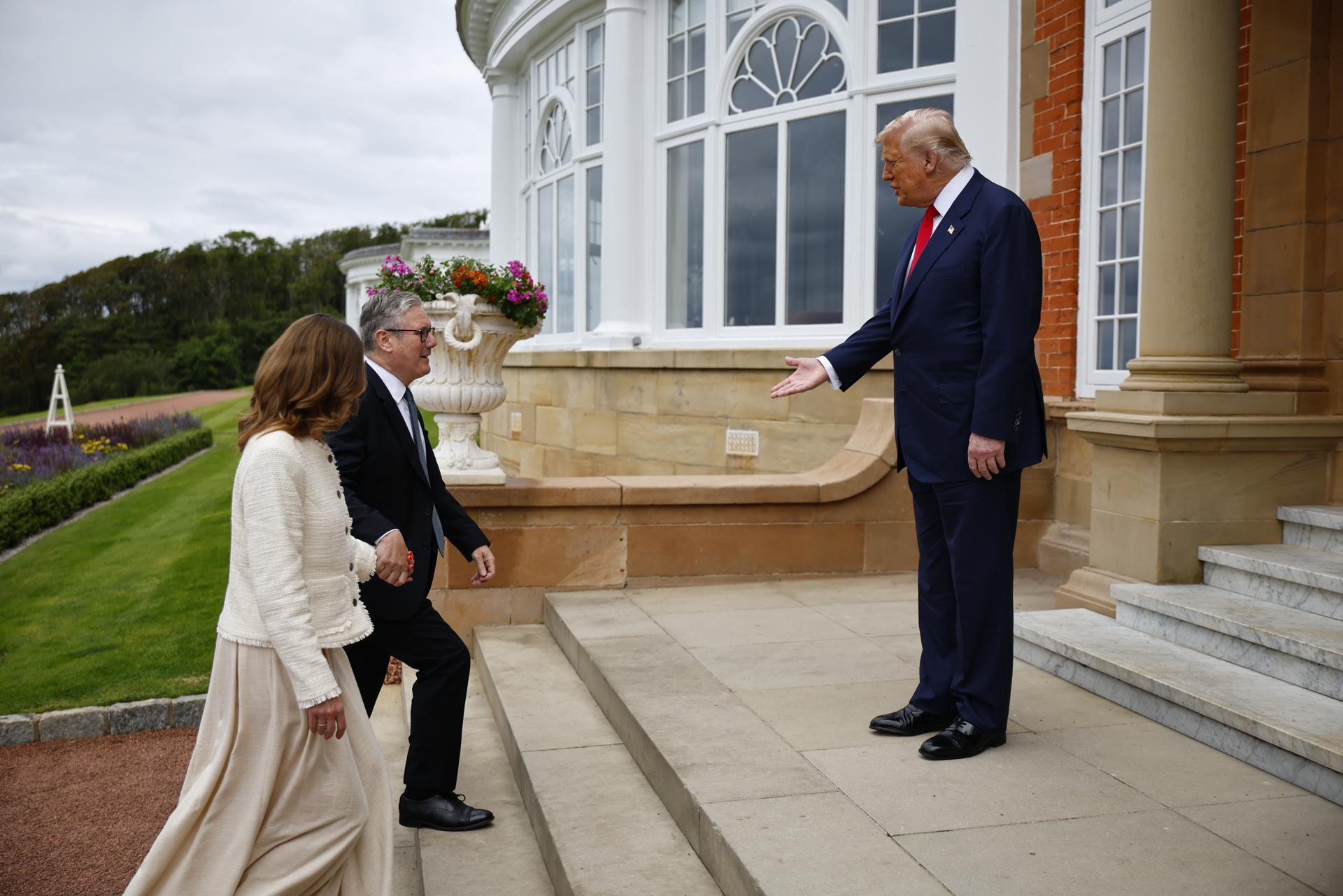 - Victoria Starmer (L) y el primer ministro británico Keir Starmer (C) llegan a reunirse con el presidente de EE.UU. Donald J. Trump (R) antes de la reunión de líderes en el resort de golf Trump Turnberry en Turnberry, Escocia, Reino Unido, 28 de julio de 2025. El presidente Trump está en un viaje privado a Escocia para visitar sus campos de golf. (Reino Unido) EFE/EPA/TOLGA AKMEN / POOL