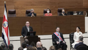 Fotografía de archivo que muestra al presidente del congreso de Costa Rica, Rodrigo Arias (i), hablando durante la ceremonia de investidura del presidente Rodrigo Chaves (c-d). EFE/Bienvenido Velasco