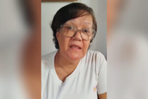 Captura de un video cedido por el Colegio Nacional de Periodistas (CNP) de Venezuela que muestra a Yris Azócar, la madre del periodista detenido Víctor Ugas, hablando este domingo, en Caracas (Venezuela). EFE/ Colegio Nacional de Periodistas