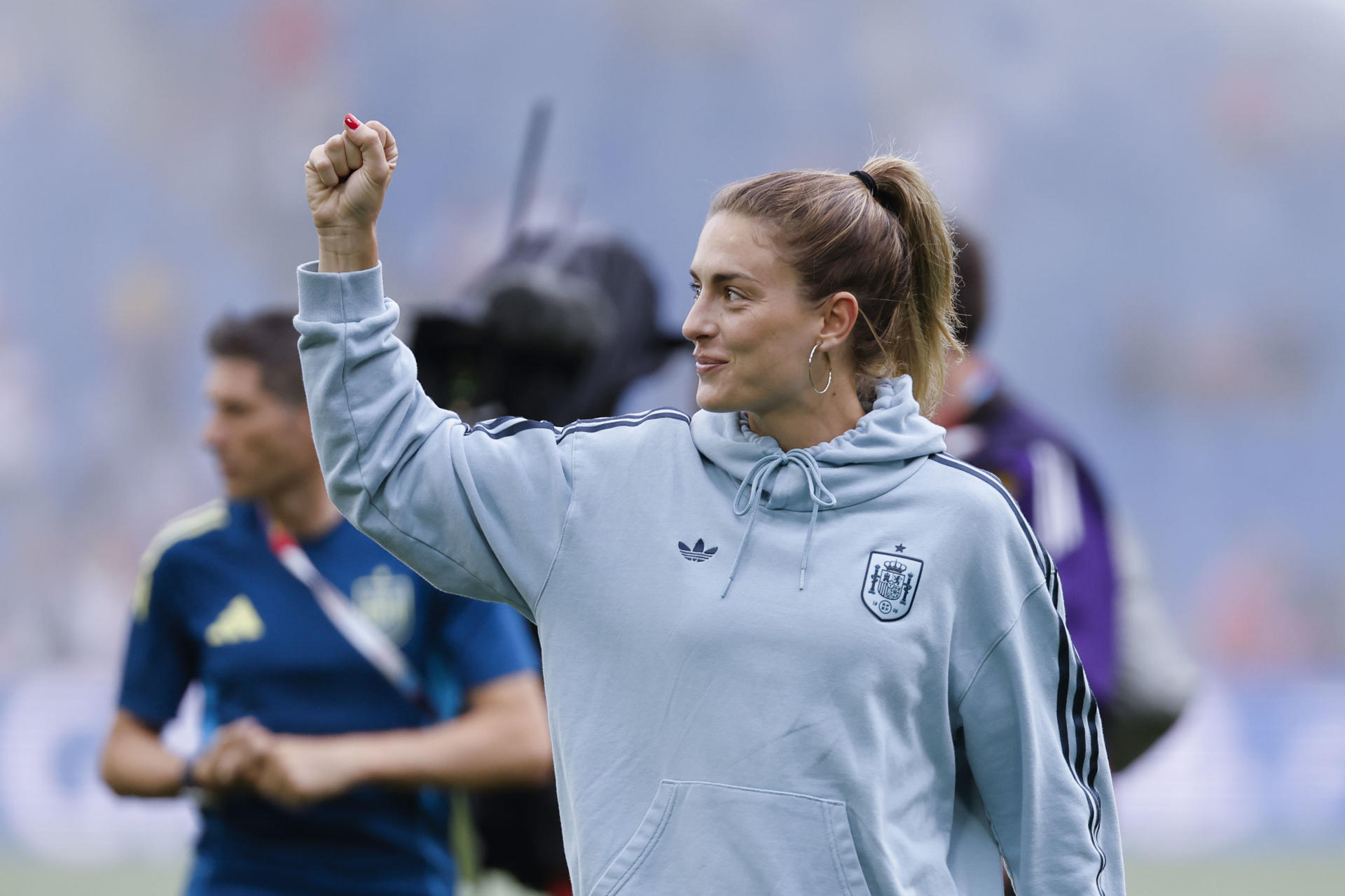La centrocampista española Alexia Putellas camina por el St. Jakob Park de Basilea (Suiza), horas antes de la final de la Eurocopa Femenina 2025 que disputan este domingo España e Inglaterra. EFE/ Ana Escobar