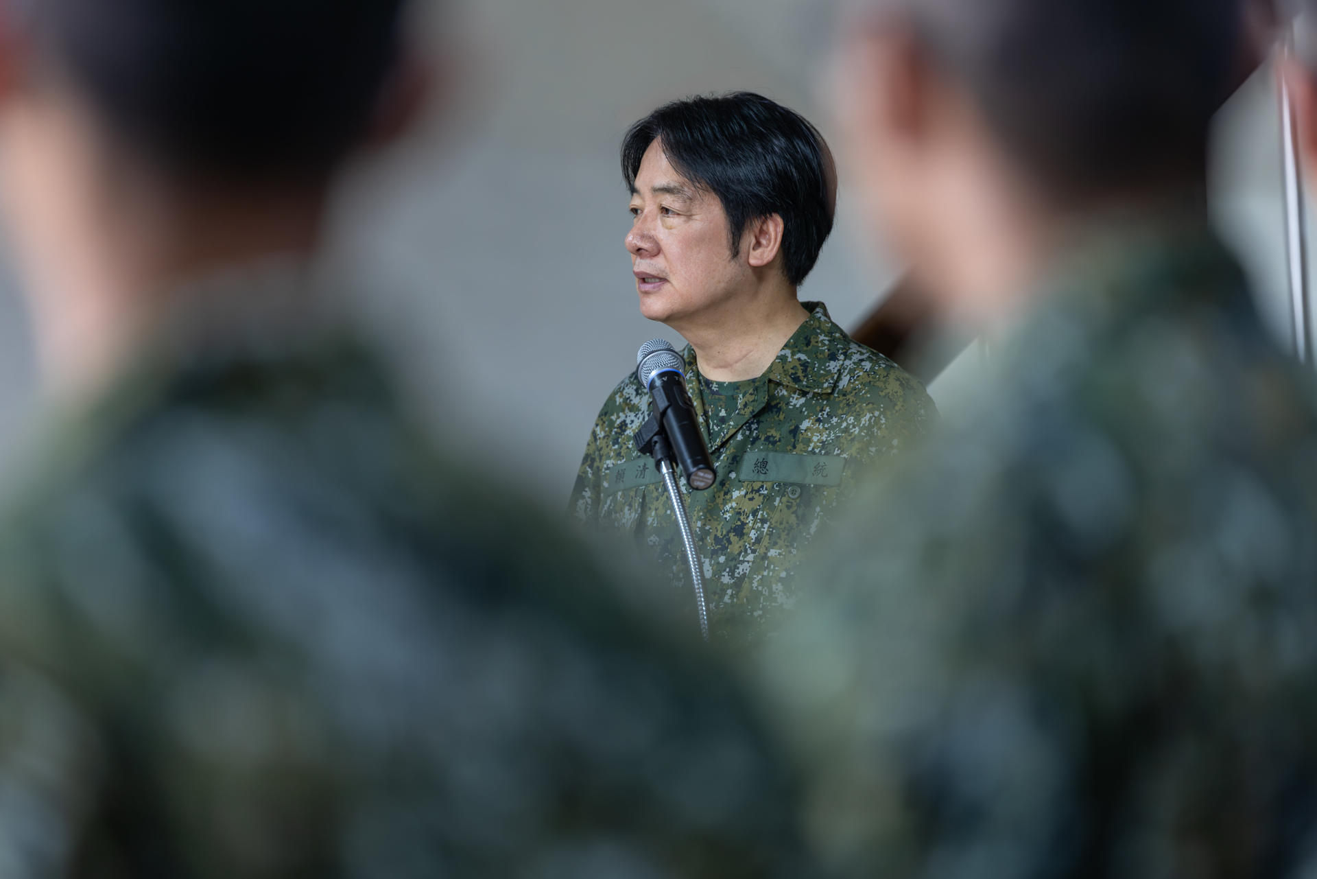 Imagen tomada el 17/06/2025 pero difundida este martes del presidente de Taiwán, William Lai, mientras se reúne con un grupo de soldados antes del inicio de los ejercicios militares Han Kuang, unas maniobras a gran escala en las que el Ejército taiwanés simulará una "guerra total" con China. EFE/ Wang Yu Ching/Oficina Presidencial De Taiwán SOLO USO EDITORIAL/SOLO DISPONIBLE PARA ILUSTRAR LA NOTICIA QUE ACOMPAÑA (CRÉDITO OBLIGATORIO)
